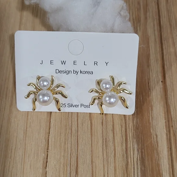 🕷🕷NEW🕷🕷GORGEOUS!! Faux Pearl Spider Earrings in 925 Silver Posts - Picture 15 of 16